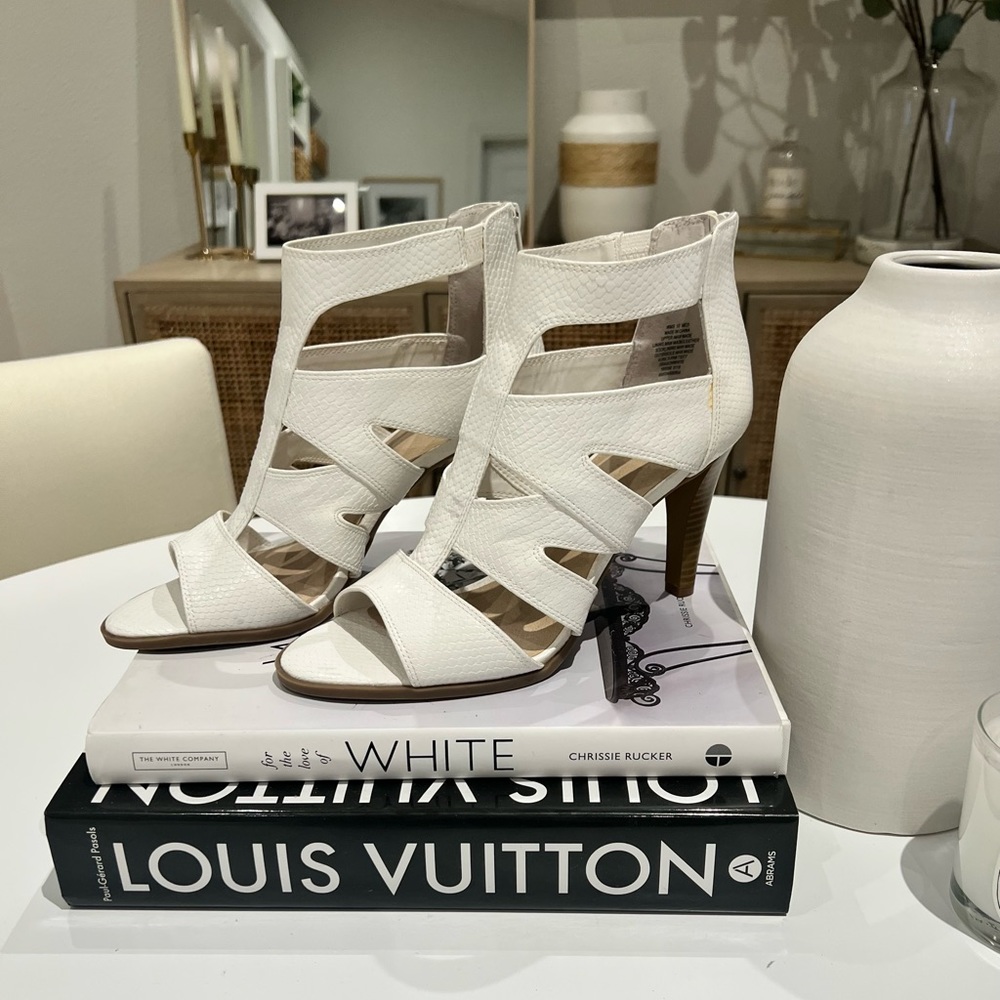 Stunning Simply by Vera Wang Dragon Gladiator Heel Sandals in White Size 10